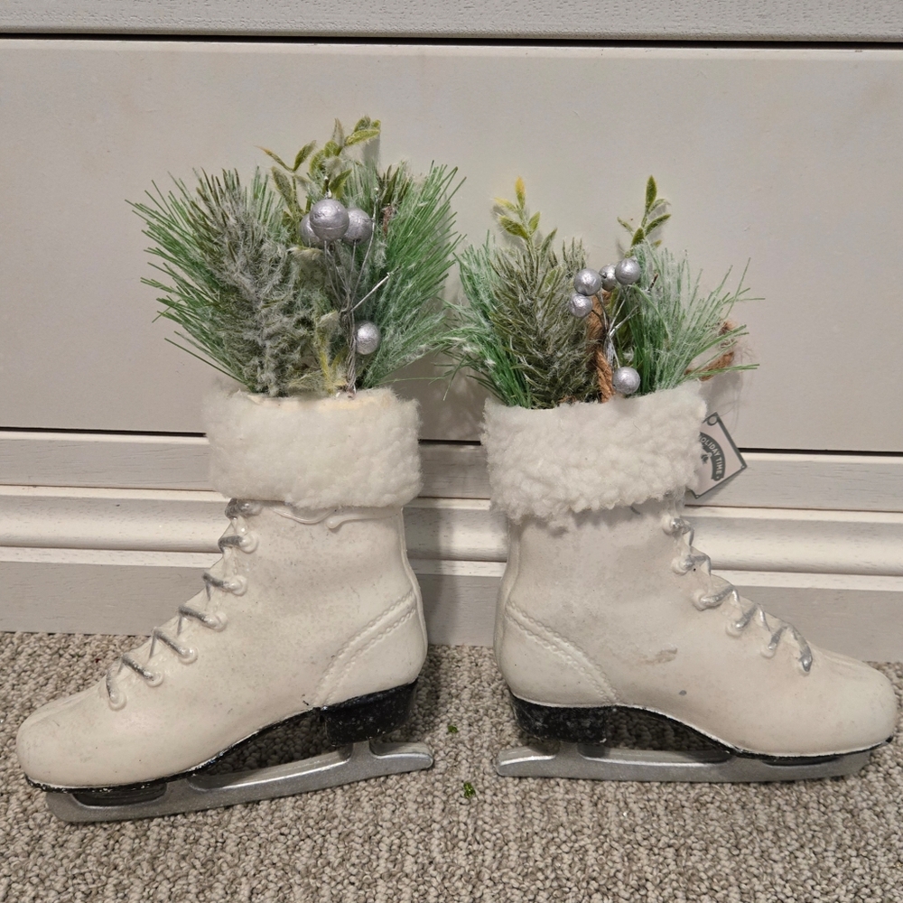 2 WHITE GLISTENING ICE SKATE CHRISTMAS HOLIDAY ORNAMENT W/WHITE FAUX FUR